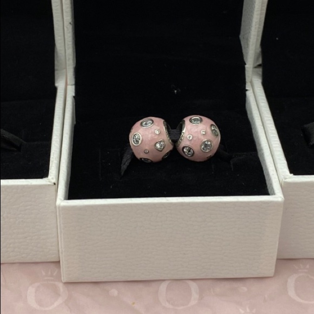 A pair Pearlescent Pink Dream Charm #797033EN23